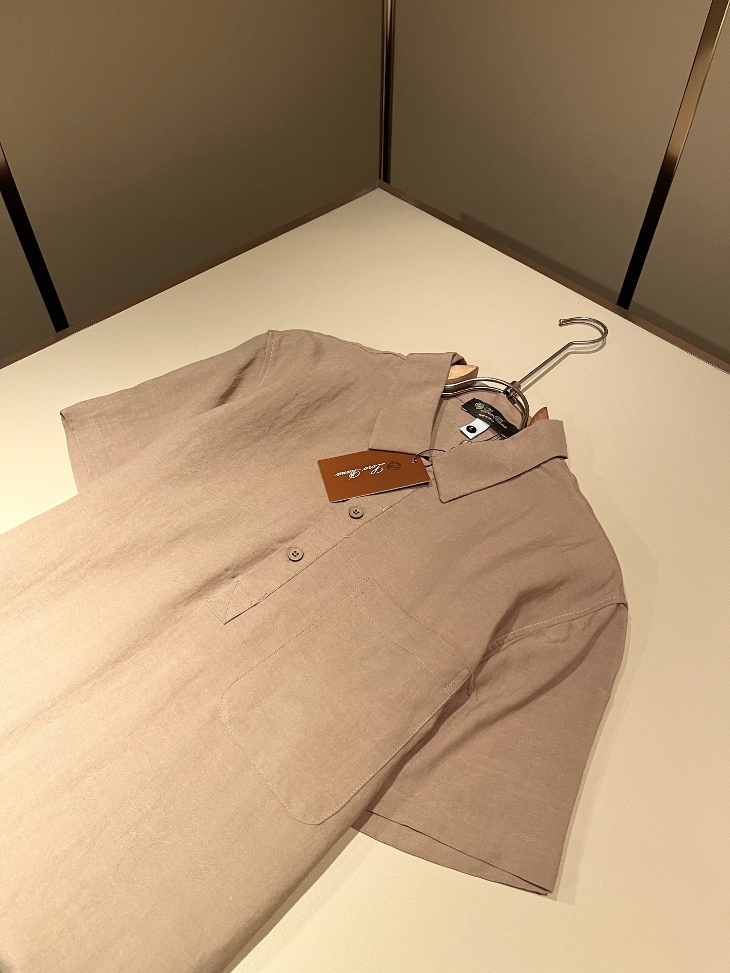 Loro Piana诺悠翩雅 2026春夏男士最新的贸易订单翻领衬衣，全品相！！采用logo皮革图案设计