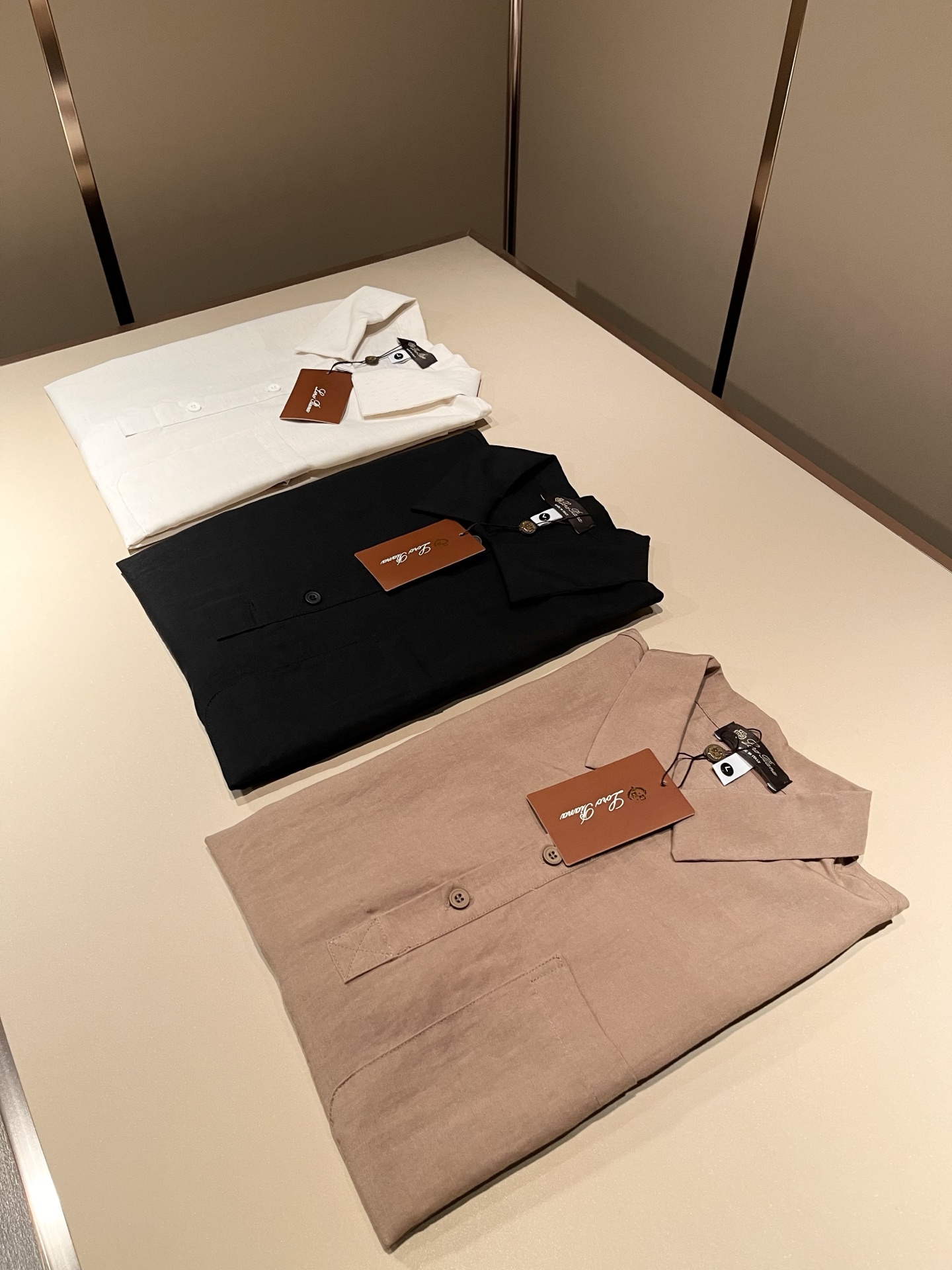 Loro Piana诺悠翩雅 2026春夏男士最新的贸易订单翻领衬衣，全品相！！采用logo皮革图案设计