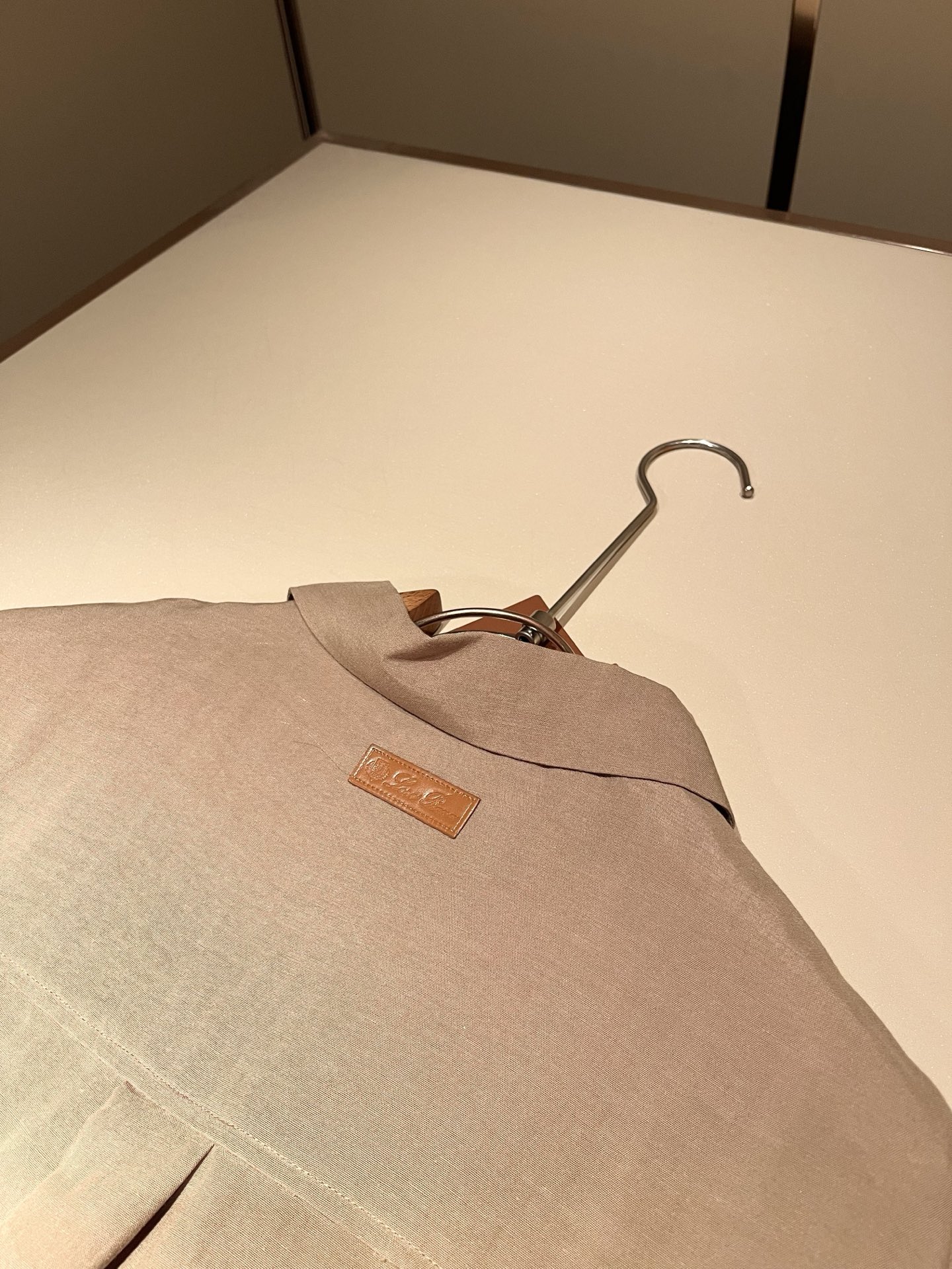 Loro Piana诺悠翩雅 2026春夏男士最新的贸易订单翻领衬衣，全品相！！采用logo皮革图案设计