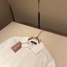 Loro Piana诺悠翩雅 2026春夏男士最新的贸易订单翻领衬衣,全品相!!采用logo皮革图案设计 Loro Piana诺悠翩雅 2026春夏男士最新的贸易订单翻领衬衣,全品相!!采用logo皮革图案设计