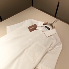 Loro Piana诺悠翩雅 2026春夏男士最新的贸易订单翻领衬衣,全品相!!采用logo皮革图案设计 Loro Piana诺悠翩雅 2026春夏男士最新的贸易订单翻领衬衣,全品相!!采用logo皮革图案设计