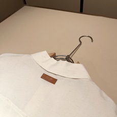 Loro Piana诺悠翩雅 2026春夏男士最新的贸易订单翻领衬衣,全品相!!采用logo皮革图案设计 Loro Piana诺悠翩雅 2026春夏男士最新的贸易订单翻领衬衣,全品相!!采用logo皮革图案设计