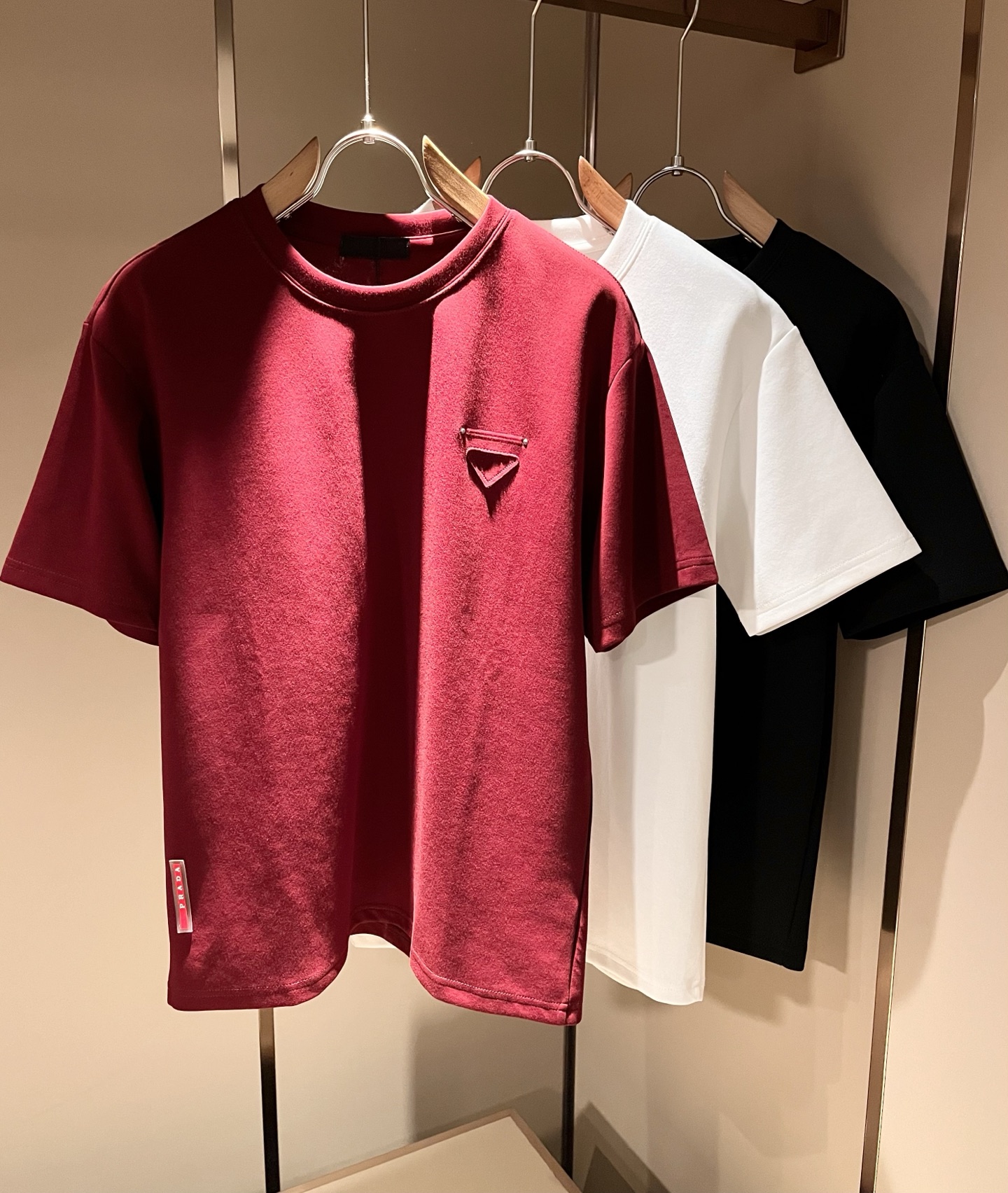 NO:836929,PRAD*A's new 2026 spring and summer short-sleeved T-shirts for men and women, the latest model is exclusively available on the entire network!  !  ~It is both classic and fashionable, who doesn’t love it? It shows the classic again, it is very eye-catching, and it has a low-luxury aura and recognition!  Pr*da's traditional brand concept and modern advanced technology are perfectly combined. Coupled with an extremely modern and simple design, Pr*da's exclusive logo pattern lamination design!  Customized 100% imported pure cotton fabric!  The texture of this model is quite impressive. You can tell the specifications and grades at your fingertips. The level of finesse and breathability are top-notch!  Size M-3XL,,prada,T-shirt,tees,t-shirt,19860909PRAD*A普*达2026春夏新款男女同款短袖T恤,最新款全网独家首上！！~既经典有时尚百搭,谁不爱啊,将经典再次展现,非常的耐看,自带低奢光环与辨识度！Pr*da传统的品牌理念和现代化的先进技术进行了完美结合.加上极其现代摩登风范的简约设计,p家专属logo图案压胶设计！定制百分百进口纯棉面料！此款的质感相当感人 触手便知规格档次 细腻程度与透气效果堪称顶级！尺码M-3XL,,prada,T-shirt,tees，t-shirt,,Men's clothing