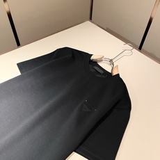 PRAD*A普*达2026春夏新款男女同款👫短袖T恤,最新款全网独家首上!!~既经典有时尚百搭,谁不爱啊 PRAD*A普*达2026春夏新款男女同款👫短袖T恤,最新款全网独家首上!!~既经典有时尚百搭,谁不爱啊