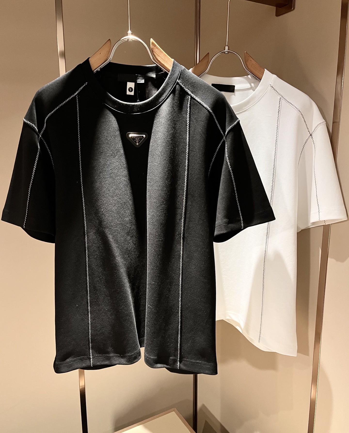 NO:838496,PRAD*A's new 2026 spring and summer short-sleeved T-shirts for men and women, the latest model is exclusively available on the entire network!  !  ~It is both classic and fashionable, who doesn’t love it? It shows the classic again, it is very eye-catching, and it has a low-luxury aura and recognition!  Pr*da's traditional brand concept and modern advanced technology are perfectly combined. Coupled with an extremely modern and simple design, Pr*da's exclusive logo pattern badge design!  Customized 100% imported pure cotton fabric!  The texture of this model is quite impressive. You can tell the specifications and grades at your fingertips. The level of finesse and breathability are top-notch!  Size M-3XL,,prada,T-shirt,tees,t-shirt,19860909PRAD*A普*达2026春夏新款男女同款短袖T恤,最新款全网独家首上！！~既经典有时尚百搭,谁不爱啊,将经典再次展现,非常的耐看,自带低奢光环与辨识度！Pr*da传统的品牌理念和现代化的先进技术进行了完美结合.加上极其现代摩登风范的简约设计,p家专属logo图案徽章设计！定制百分百进口纯棉面料！此款的质感相当感人 触手便知规格档次 细腻程度与透气效果堪称顶级！尺码M-3XL,,prada,T-shirt,tees，t-shirt,,Men's clothing