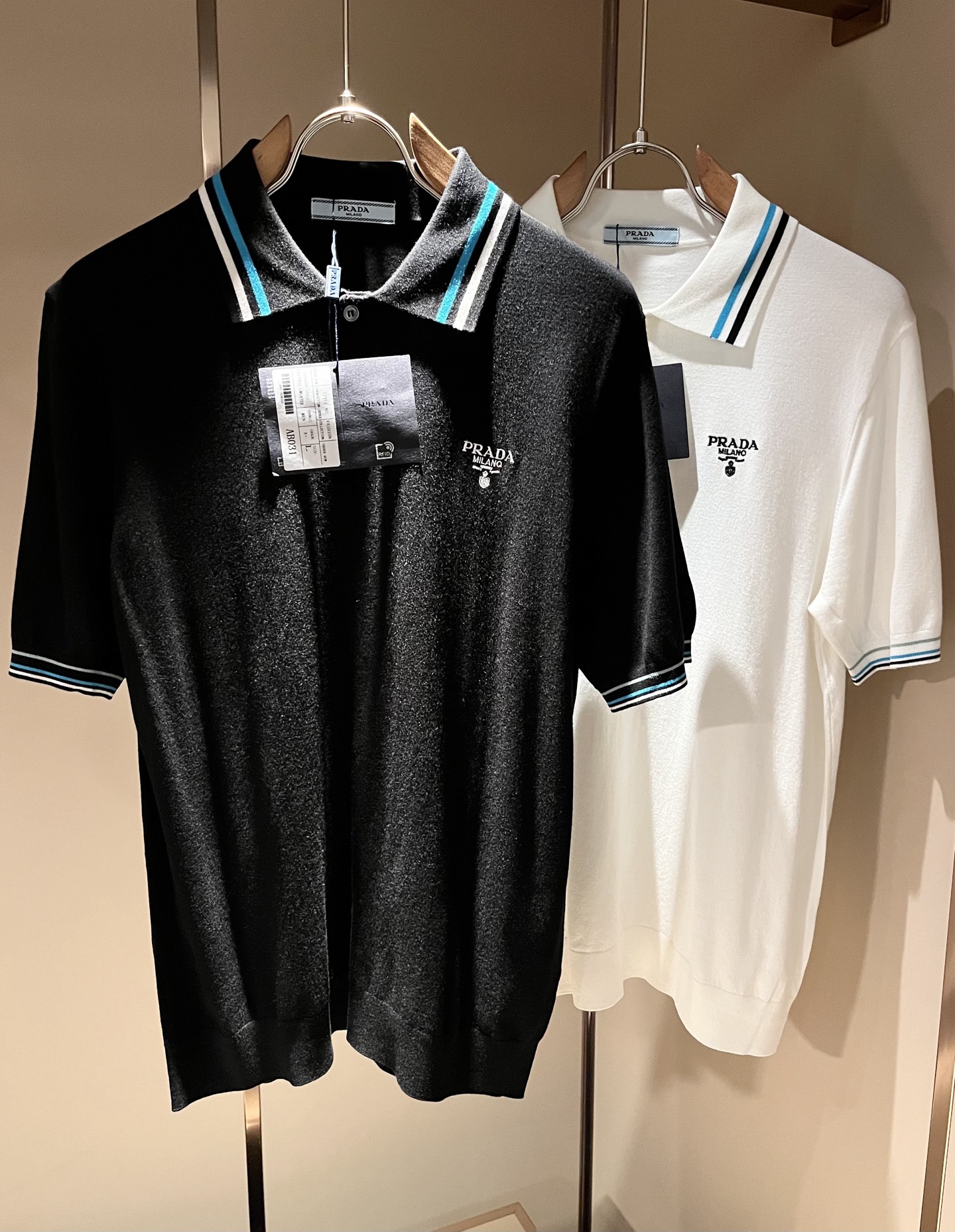 NO:841054,PRAD*A 2026 spring and summer new men's lapel short-sleeved knitted short-sleeved T-shirt, the latest model is exclusively available on the entire network!  !  ~It is both classic and fashionable, who doesn’t love it? It shows the classic again, it is very eye-catching, and it has a low-luxury aura and recognition!  Pr*da's traditional brand concept and modern advanced technology are perfectly combined. Coupled with an extremely modern and simple design, Pr*da's exclusive three-dimensional hardware logo embroidery pattern design!  Customized 100% imported knitted fabrics!  The texture of this model is quite impressive. You can tell the specifications and grades at your fingertips. The level of finesse and breathability are top-notch!  Size M-3XL,,prada,T-shirt,tees,t-shirt,19860909PRAD*A普*达2026春夏新款男士翻领短袖针织短袖T恤,最新款全网独家首上！！~既经典有时尚百搭,谁不爱啊,将经典再次展现,非常的耐看,自带低奢光环与辨识度！Pr*da传统的品牌理念和现代化的先进技术进行了完美结合.加上极其现代摩登风范的简约设计,p家专属立体五金logo刺绣图案设计！定制百分百进口针织面料！此款的质感相当感人 触手便知规格档次 细腻程度与透气效果堪称顶级！尺码M-3XL,,prada,T-shirt,tees，t-shirt,,Men's clothing