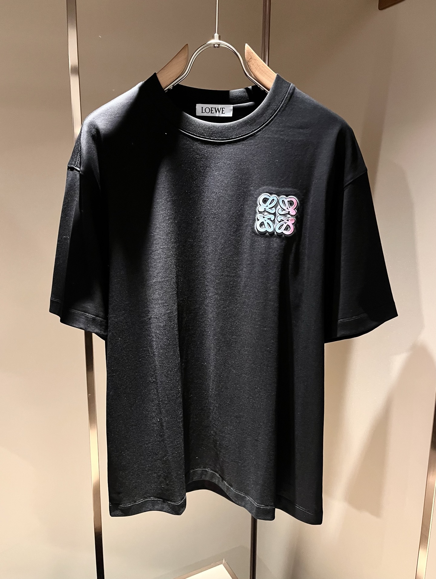 NO:841041,LOE*WE 2026 spring and summer new short-sleeved T-shirt for men and women, original Italian order channel, highly personalized and high-end style, logo pattern laminated printing technology design!  Pure cotton short-sleeved T-shirt for couples!  !  The latest popular fashion product has arrived. It is a simple and high-end fashion item. It is a fashion product with very high-end charm and is a must-have item for fashion trends!  Italian original factory channel, special supply level order, released simultaneously by Hong Kong, Macao and Taiwan buyer stores. This model is also the latest popular product of Loewe family this year, and it is also the most classic product. Its specifications and quality are beyond doubt!  !  The selection is extremely diverse. It goes without saying that this style has that fresh and natural feeling, which highlights the brand's charm and high-end sense. The texture of this style is very good, and the weight and color that can be felt by hand are even better on the skin. It is a full wearing enjoyment!  !  Size: M-3XL,,loewe,loewe,T-shirt,tees,t-shirt,19860909LOE*WE罗*威 2026春夏新款男女同款短袖T恤,意大利原厂订单渠道,极具个性高级风,标志logo图案压胶印花工艺设计！情侣款纯棉短袖T恤！！最新时尚潮流人气产物驾到,又是一款简约高级的时尚单品,穿搭魅力十分高级不俗的时尚产物 ,时尚潮流必备单品！意大利原厂渠道,特供级别订单,同步港澳台买手店发布,此款也是罗意威家今年的最新人气产物,也是最经典的产物,其规格跟档次更是毋庸置疑！！ 选择极具多样化,言而喻此款自然具备那种清新自然的感觉,彰显品牌魅力与高级感,此款的质感十分的到位,用手可以感知的重磅跟出彩亲肤程度更是上佳,十足的穿着享受！！尺码: M-3XL,,loewe,loewe,T-shirt,tees，t-shirt,,Men's clothing