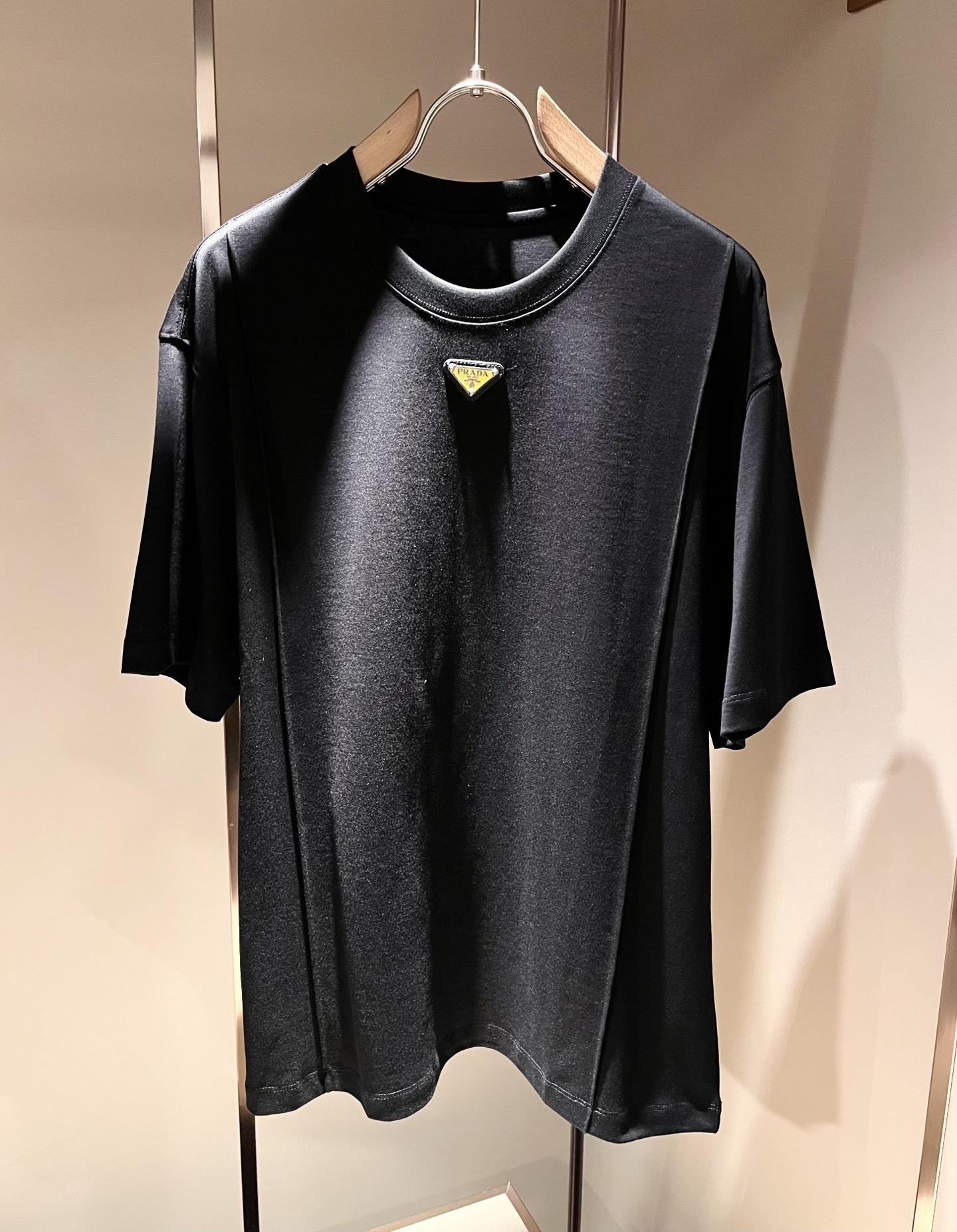 NO:841030,PRAD*A 2026 spring and summer new short-sleeved T-shirt, the latest model is exclusively available on the entire network!  !  ~It is both classic and fashionable, who doesn’t love it? It shows the classic again, it is very eye-catching, and it has a low-luxury aura and recognition!  Pr*da's traditional brand concept and modern advanced technology are perfectly combined. Coupled with an extremely modern and simple design, Pr*da's exclusive logo pattern badge design!  Customized 100% imported pure cotton fabric!  The texture of this model is quite impressive. You can tell the specifications and grades at your fingertips. The level of finesse and breathability are top-notch!  Size M-3XL,,prada,T-shirt,tees,t-shirt,19860909PRAD*A普*达2026春夏新款短袖T恤,最新款全网独家首上！！~既经典有时尚百搭,谁不爱啊,将经典再次展现,非常的耐看,自带低奢光环与辨识度！Pr*da传统的品牌理念和现代化的先进技术进行了完美结合.加上极其现代摩登风范的简约设计,p家专属logo图案徽章设计！定制百分百进口纯棉面料！此款的质感相当感人 触手便知规格档次 细腻程度与透气效果堪称顶级！尺码M-3XL,,prada,T-shirt,tees，t-shirt,,Men's clothing