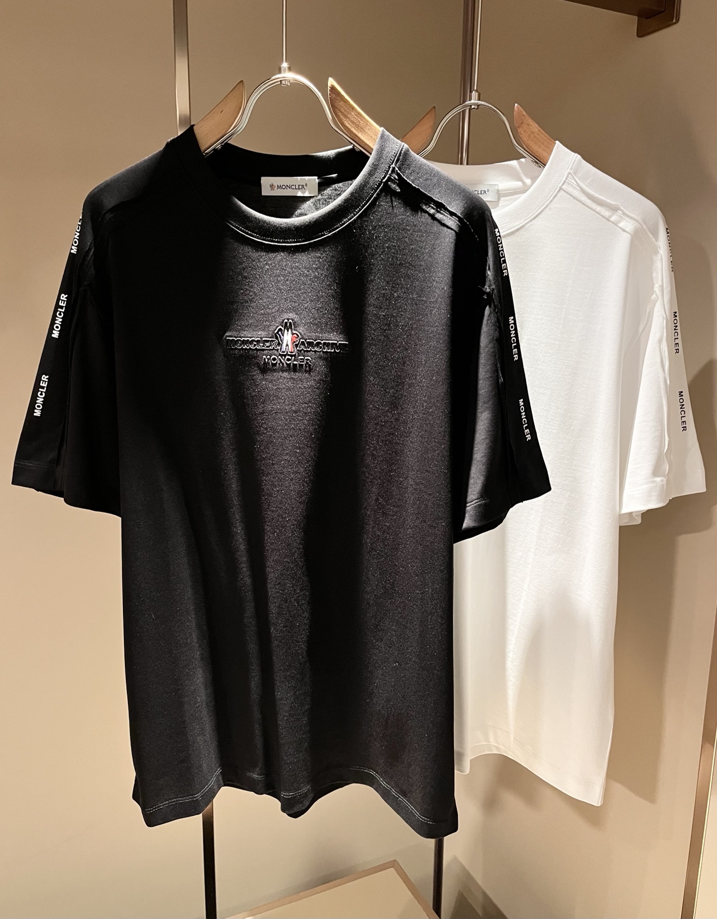 NO:843669,Moncler Mengjia's latest 2026 spring and summer trade order short-sleeved T-shirts for men and women, all in good condition!  !  Internet celebrity model!  Adopt logo pattern laminated design!  The upper body is comfortable and breathable, not stiff, and the overall body has a rich three-dimensional feel. It is a quality export order and is customized with exclusive pure cotton fabric tailoring to meet the simple needs of commuters. The upper body effect is very good, slimming, and not picky about the figure. The fabric workmanship... is impeccable. Only good craftsmanship and good fabrics can make you wear a good taste. It is a must-have item for everyone!  Size M-3XL,,T-shirt,tees,t-shirt,19860909Moncler蒙家 2026春夏最新男女同款贸易订单短袖T恤,全品相！！网红款！采用logo图案压胶设计！上身舒适透气,不僵硬,整体有着丰富的立体感,品质出口订单,定制专属纯棉面料剪裁,满足通勤人们对于着装的简约需求,上身效果很好,显瘦,不挑剔身材.面料做工....无可挑剔,好工艺好面料才能穿出好品味一款,人手必备单品！尺码M-3XL,,T-shirt,tees，t-shirt,,Men's clothing