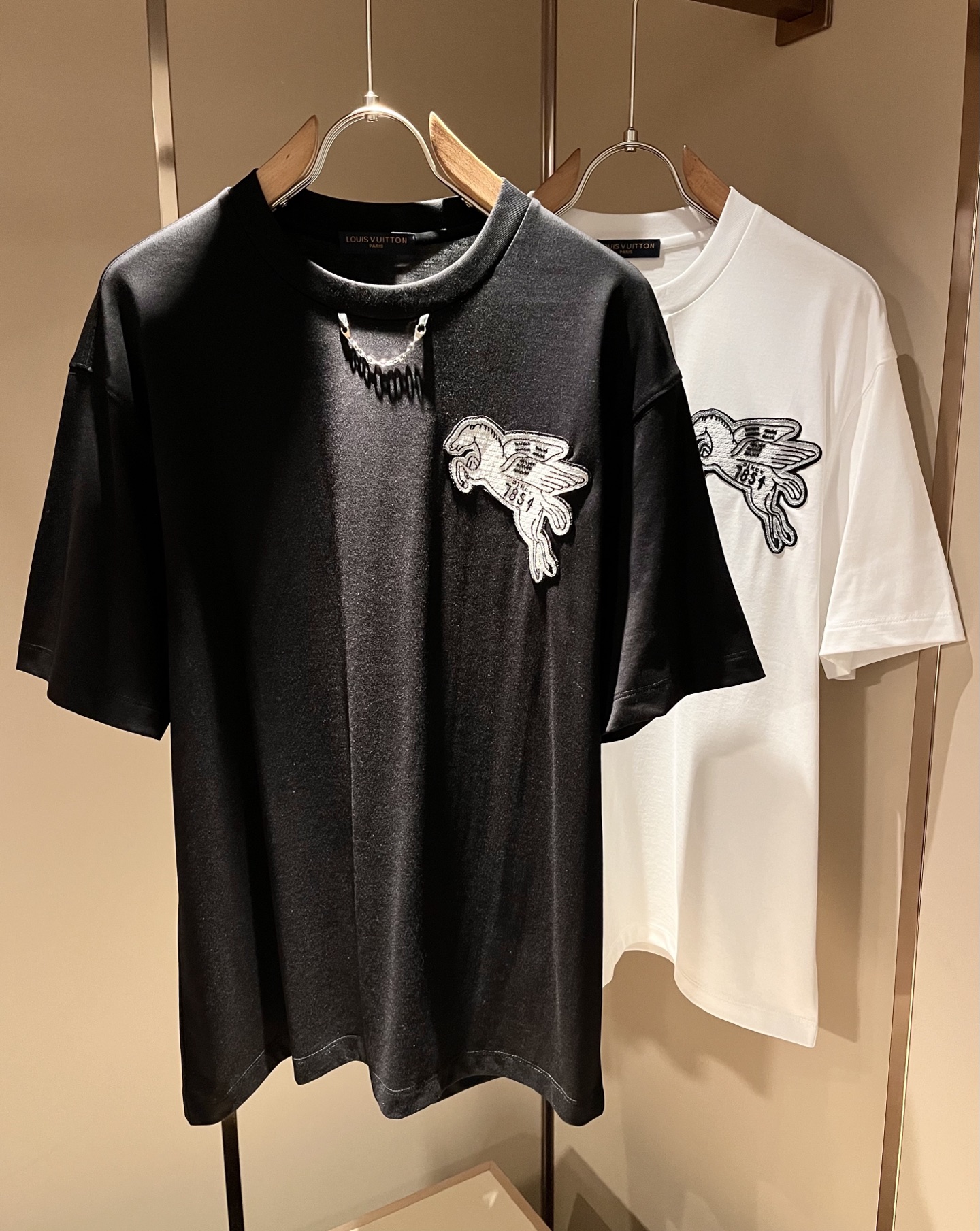 NO:838532,LouisVuitt* Louis*den's new 2026 spring and summer series of items are online. It is a very fashionable and avant-garde short-sleeved T-shirt for men and women, with logo embroidery and decoration!  It is different from the past and declares the design concept of brand inheritance!  Its eye-catching appeal is no less than any classic style, perfectly presenting the sense of fashion, high-end and luxury to the world!  It is made of 260 grams of imported 100% cotton material. It is made of high-quality pure cotton fabrics. It feels soft and skin-friendly. It will definitely exceed your imagination when you get it. It is extremely comfortable and breathable. Even if you sweat profusely, you will not feel greasy or stuffy. It maximizes sweat wicking and moisture absorption!  Size M-3XL,,louis vuitton,louis vuitton,T-shirt,tees,t-shirt,19860909LouisVuitt*路易*登 2026春夏全新系列单品上线,非常时髦前卫的一款男女同款短袖T恤,标识logo图案刺绣修饰！区别于以往的不同,宣示品牌传承的设计理念！其吸睛度完全不亚于任何经典款式,将时髦高级感与奢华感完美呈现在世人眼前！客供进口260克全棉材质制成,精选优质纯棉面料,触感软糯亲肤细腻,实物到手绝对超乎你的想象,贴身无比舒适透气,即便是汗流浃背也不会有腻身及闷热感可言,将排汗吸湿性发挥到了极致！尺码M-3XL,,louis vuitton,louis vuitton,T-shirt,tees，t-shirt,,Men's clothing