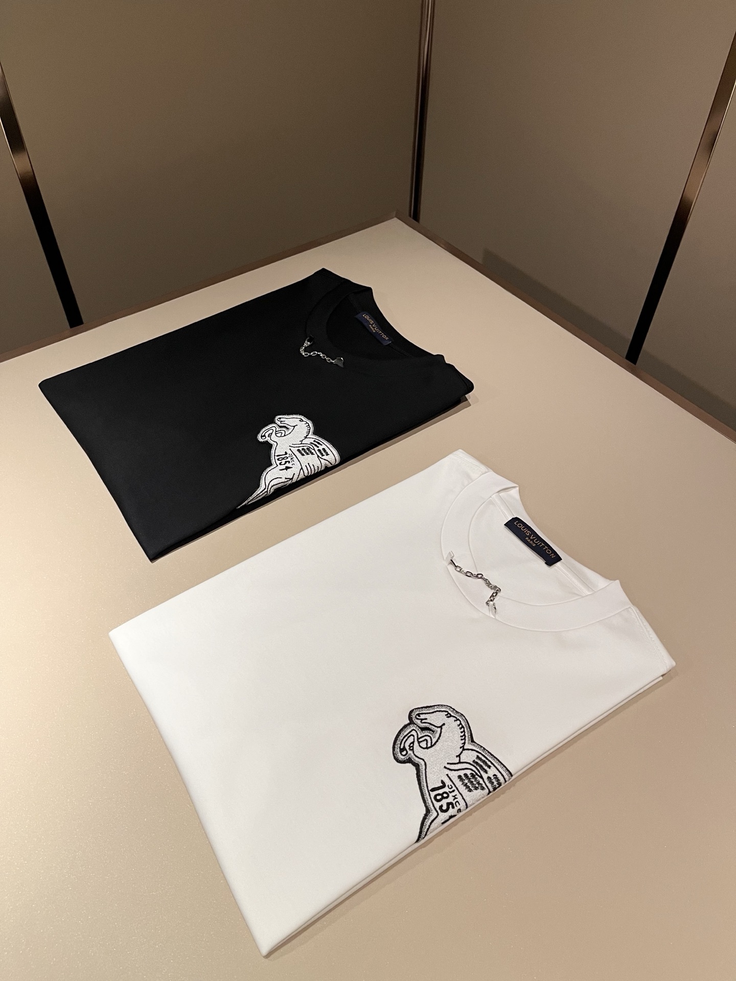 LouisVuitt*路易*登 2026春夏全新系列单品上线，非常时髦前卫的一款男女同款短袖T恤，标识l