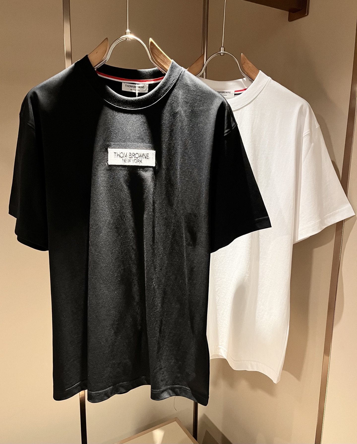 NO:841017,ThomBrow*e Thom* Lang ~ 2026 spring and summer new short-sleeved T-shirt, available on the official website at the same time, unique design charm, very high-end, simple but not simple, a new model of ready-to-wear!  The fabric is made of unique pure cotton fabric, which feels smooth and soft, has texture, and has a strong vertical feel. The upper body is smooth and not tight, and it will not cause a stuffy feeling caused by direct ultraviolet rays. The front and rear logo patterns are embroidered with embroidery design!  The style is harmonious and unified, with the ultimate level of craftsmanship. The side has a very unique tailoring design style, which is very tasteful, exquisite and delicate, easy to wear and comfortable, showing sports vitality and exquisite details. The classic perfect version design shows fashion vitality in daily leisure life. It enhances men's charming style and becomes a high-end model. Sizes M-3XL, T-shirt, tees, t-shirt,19860909ThomBrow*e汤姆*朗 ~2026春夏新款短袖T恤,官网同步有售,独特设计魅力,非常高端,简约不简单,成衣新典范！面料精选独特纯棉面料,手感光滑柔软,有质感,有很强的垂直感,上身爽滑不紧绷,紫外线直射造成的闷热感,前后标识图案logo压胶刺绣设计！风格和谐统一,极致工艺水平.侧面非常独特裁剪设计风格,非常有味道,精致细腻,好穿舒适,展现运动活力,细节考究.经典完美版型设计,日常休闲生活中展现时尚活力.提升男士魅力格调,成就高端典范.尺码M-3XL,,T-shirt,tees，t-shirt,,Men's clothing