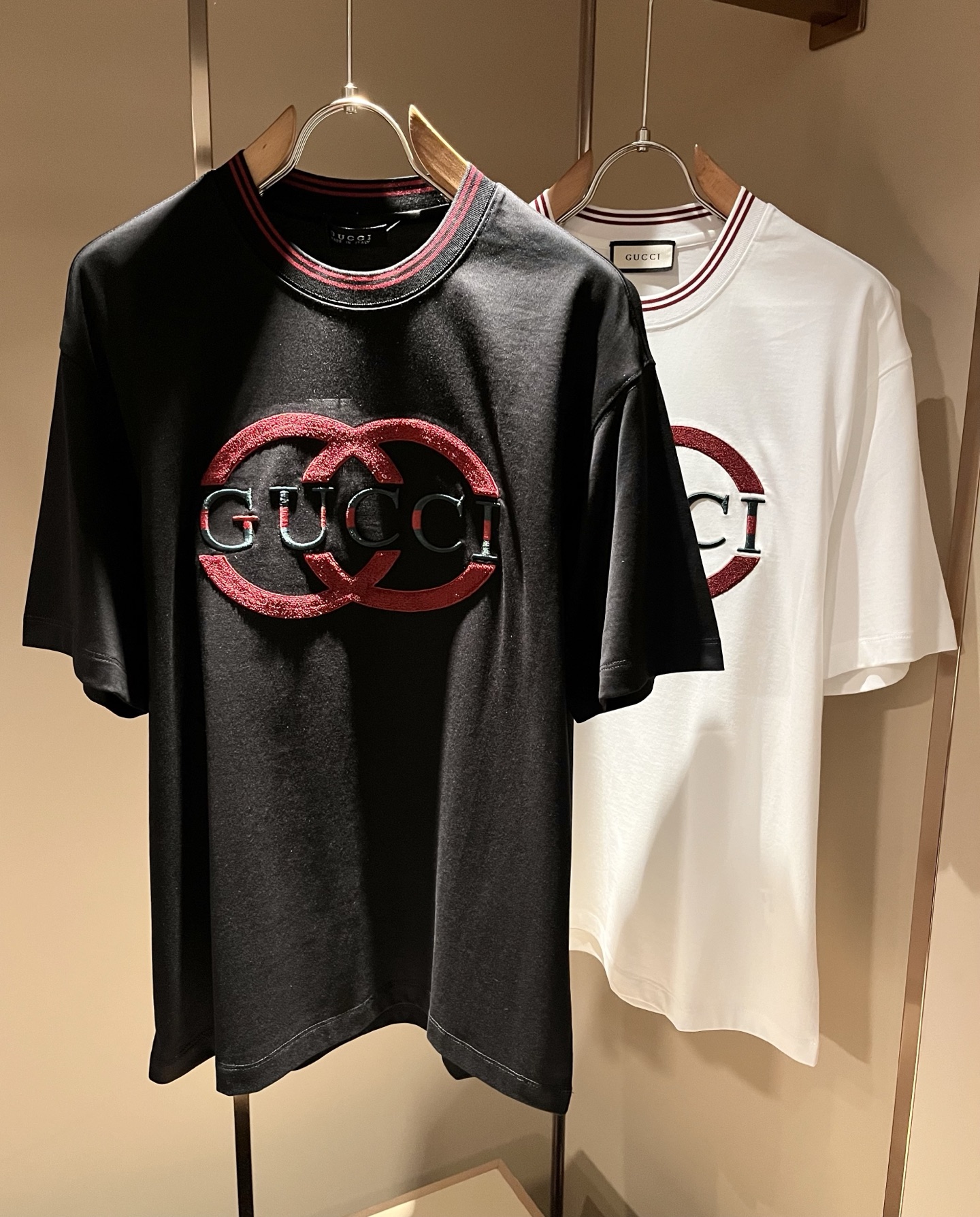 NO:838520,Gucc*Gujia 2026 spring and summer new casual loose cotton round neck short-sleeved T-shirt for gay couples!  Trading company channels are rare and available on the official website simultaneously!  The latest 2026 spring and summer series, classic fashion design elements, inject full vitality into the new series. This T-shirt is made of carefully selected imported cotton fabrics supplied by customers. The fabric feels skin-friendly, soft and delicate, and has a panoramic logo embroidery design on the body!  It has an extremely comfortable and breathable wearing experience. The whole piece is very eye-catching and fashionable, and is deeply loved by young people today!  Basic loose round neck cut, unisex style regardless of age and gender, suitable for matching all styles and looks you need in daily life!  It is recommended to wear couple outfits when going out on the street, it will be more eye-catching!  Size M-3XL,,gucci,gucci,T-shirt,tees,t-shirt,19860909Gucc*古家 2026春夏新款男女同情侣款休闲宽松棉质圆领短袖T恤衫！贸易公司渠道稀出,同步官网发售 ！ 2026春夏最新系列,经典时尚设计元素,为全新系列注入满满活力,这款T恤衫用心甄选客供进口棉面料制成,面料手感亲肤柔软细腻,衣身全景logo刺绣设计！拥有着无比舒适透气性的穿着体验,整件单品极具吸睛度与时尚感,深受当下年轻人的喜爱！基础宽松的圆领版型裁剪,不分年龄与性别的中性款式,适合搭配你日常所需的所有风格与造型！建议搭配情侣装出街会更为养眼出色！尺码M-3XL,,gucci,gucci,T-shirt,tees，t-shirt,,Men's clothing