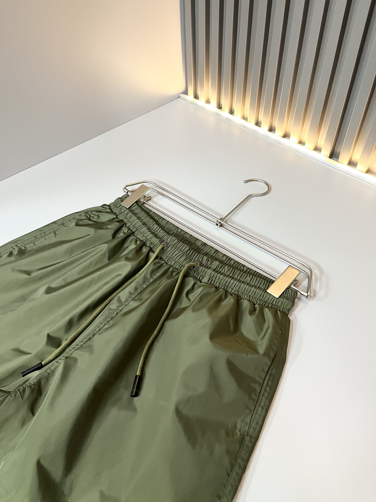 Moncler蒙家 2026春夏男女同款情侣款最新的贸易订单休闲短裤！全品相！！网红款！裤腿采用logo