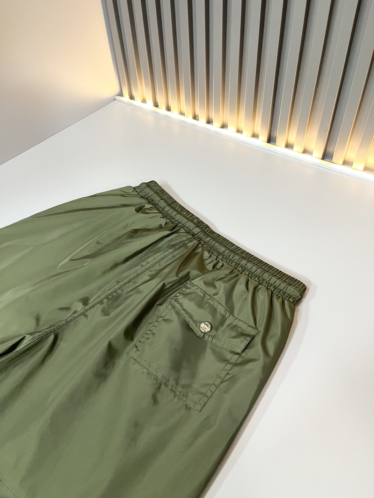 Moncler蒙家 2026春夏男女同款情侣款最新的贸易订单休闲短裤！全品相！！网红款！裤腿采用logo