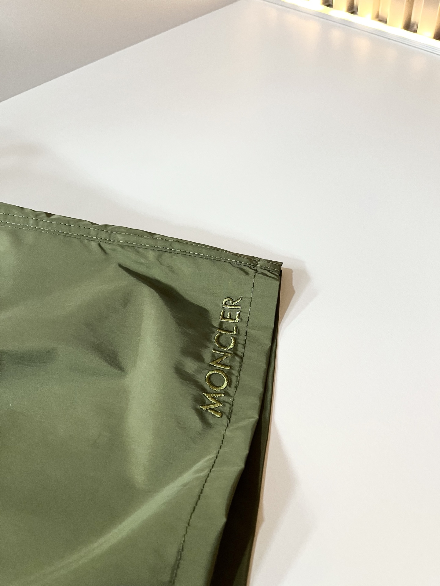 Moncler蒙家 2026春夏男女同款情侣款最新的贸易订单休闲短裤！全品相！！网红款！裤腿采用logo