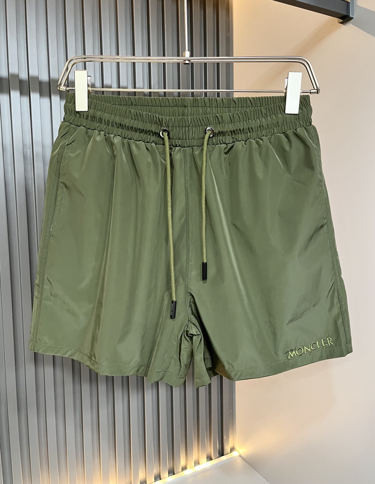 Moncler蒙家 2026春夏男女同款情侣款最新的贸易订单休闲短裤！全品相！！网红款！裤腿采用logo