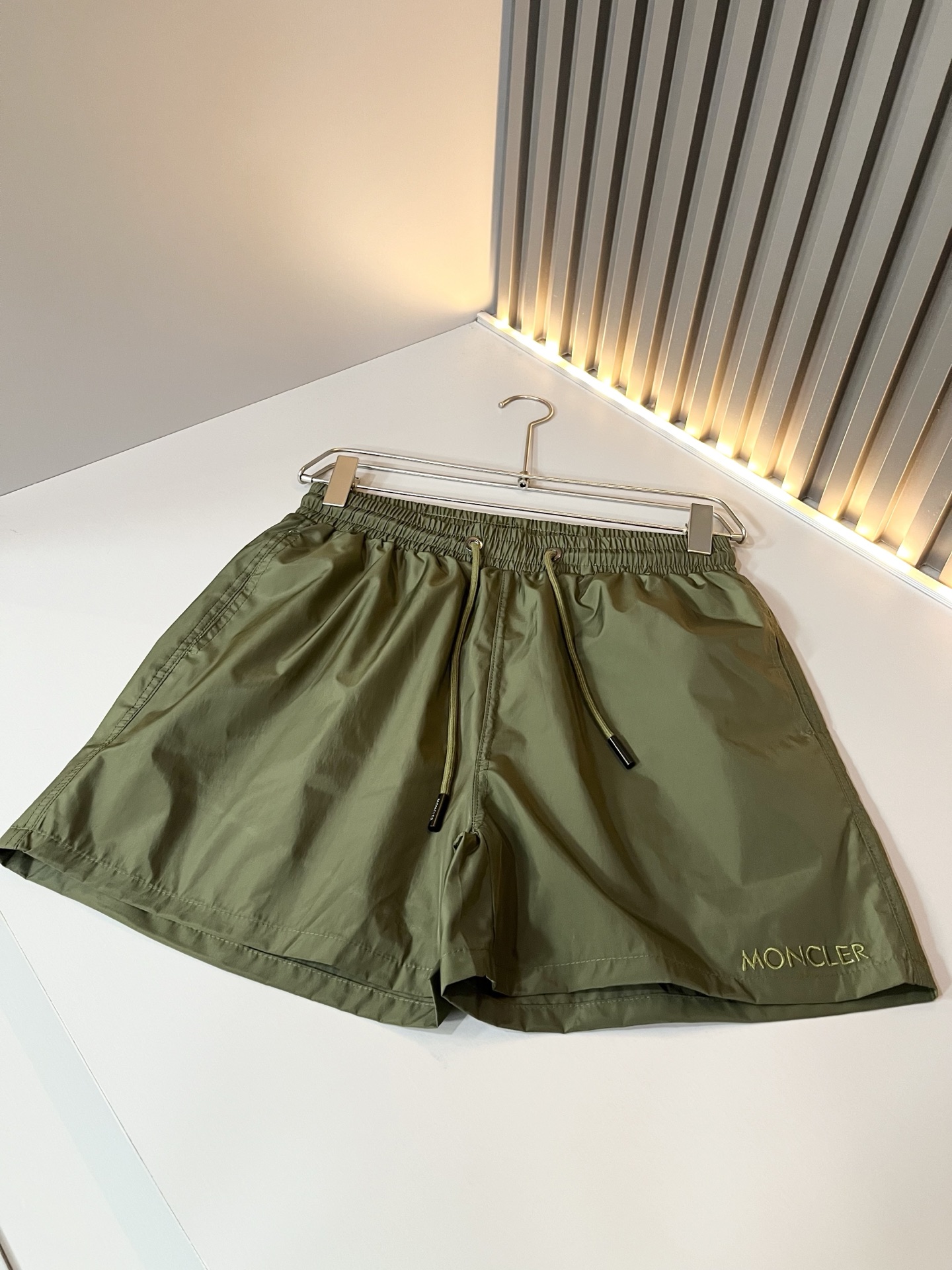 Moncler蒙家 2026春夏男女同款情侣款最新的贸易订单休闲短裤！全品相！！网红款！裤腿采用logo