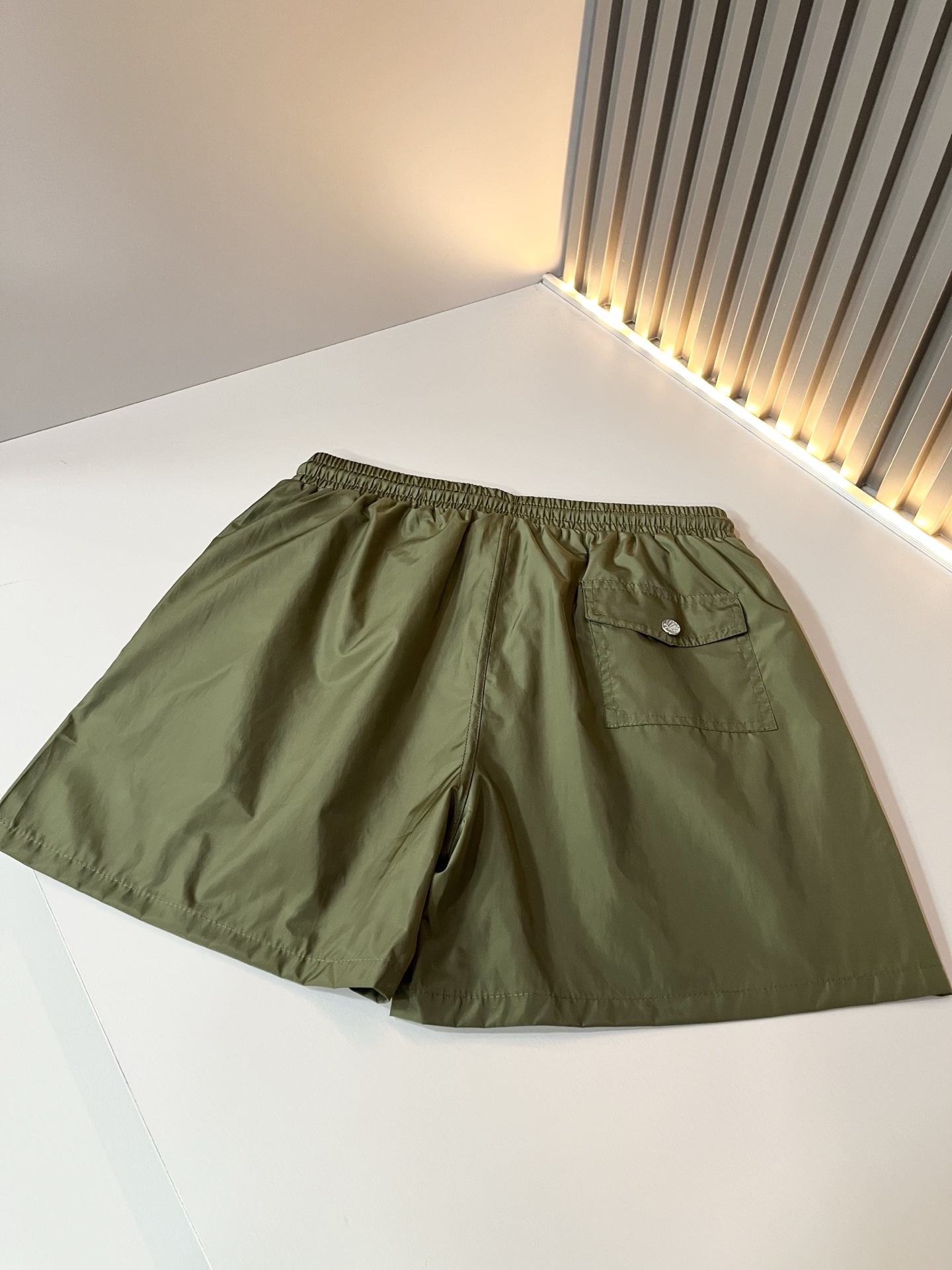 Moncler蒙家 2026春夏男女同款情侣款最新的贸易订单休闲短裤！全品相！！网红款！裤腿采用logo