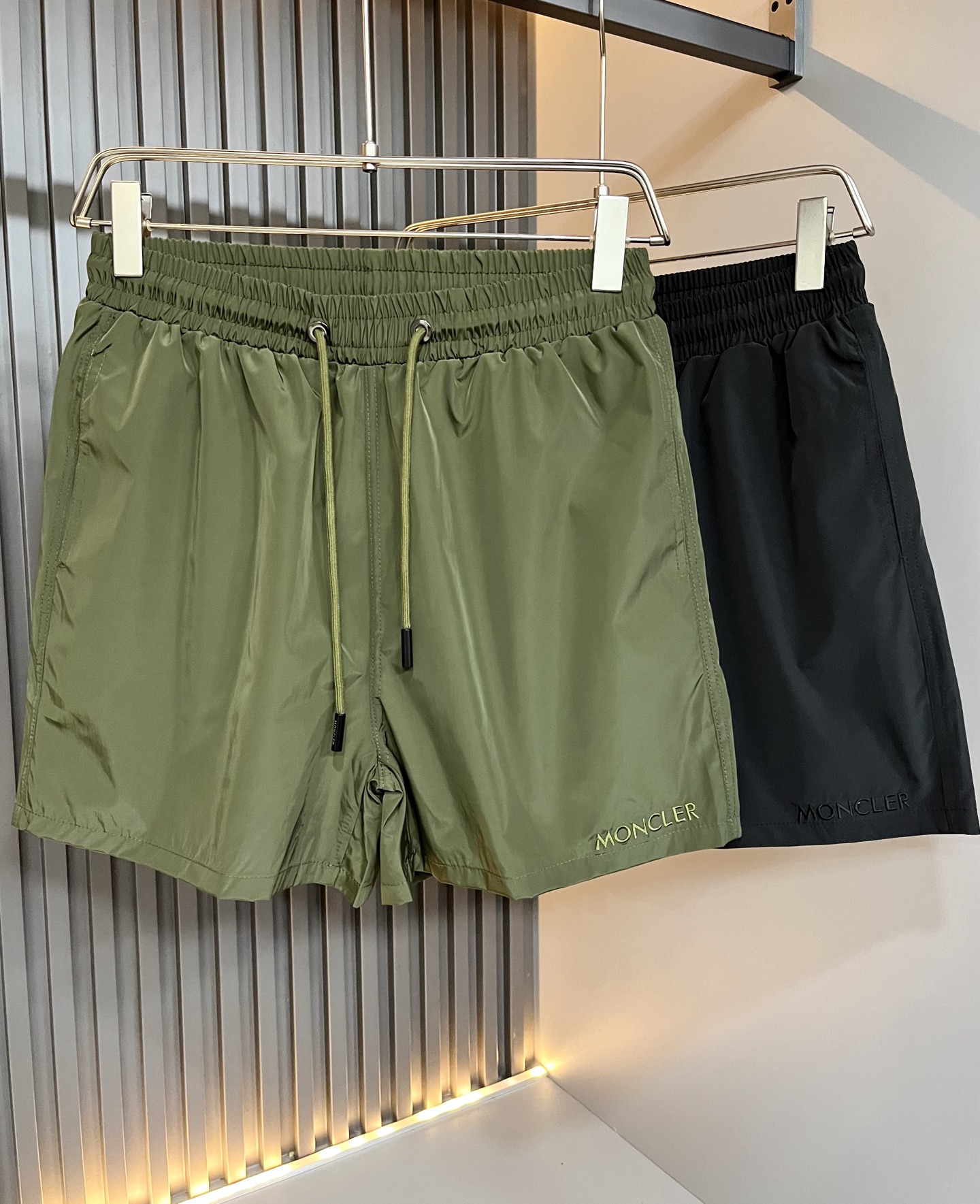 NO:836916,Moncler Mengjia's 2026 spring and summer men's and women's latest trade order casual shorts for couples!  Full condition!  !  Internet celebrity model!  The trouser legs are designed with logo embroidery!  The upper body is comfortable and breathable, not stiff, and has a rich three-dimensional feel overall. Quality export order, customized exclusive polyester fiber fabric tailoring, to meet the simple needs of commuters for dressing. The upper body effect is very good, slimming, and not picky about the figure. The fabric workmanship is impeccable, and the original custom-made hardware and accessories design!  Only with good craftsmanship and good fabrics can you wear a good-looking item. It is a must-have item for everyone!  Size M-3XL,,shorts,19860909Moncler蒙家 2026春夏男女同款情侣款最新的贸易订单休闲短裤！全品相！！网红款！裤腿采用logo刺绣设计！上身舒适透气,不僵硬,整体有着丰富的立体感,品质出口订单,定制专属聚酯纤维面料剪裁,满足通勤人们对于着装的简约需求,上身效果很好,显瘦,不挑剔身材.面料做工....无可挑剔,定制原版五金辅料设计！好工艺好面料才能穿出好品味一款,人手必备单品！尺码M-3XL,,shorts,,Men's clothing