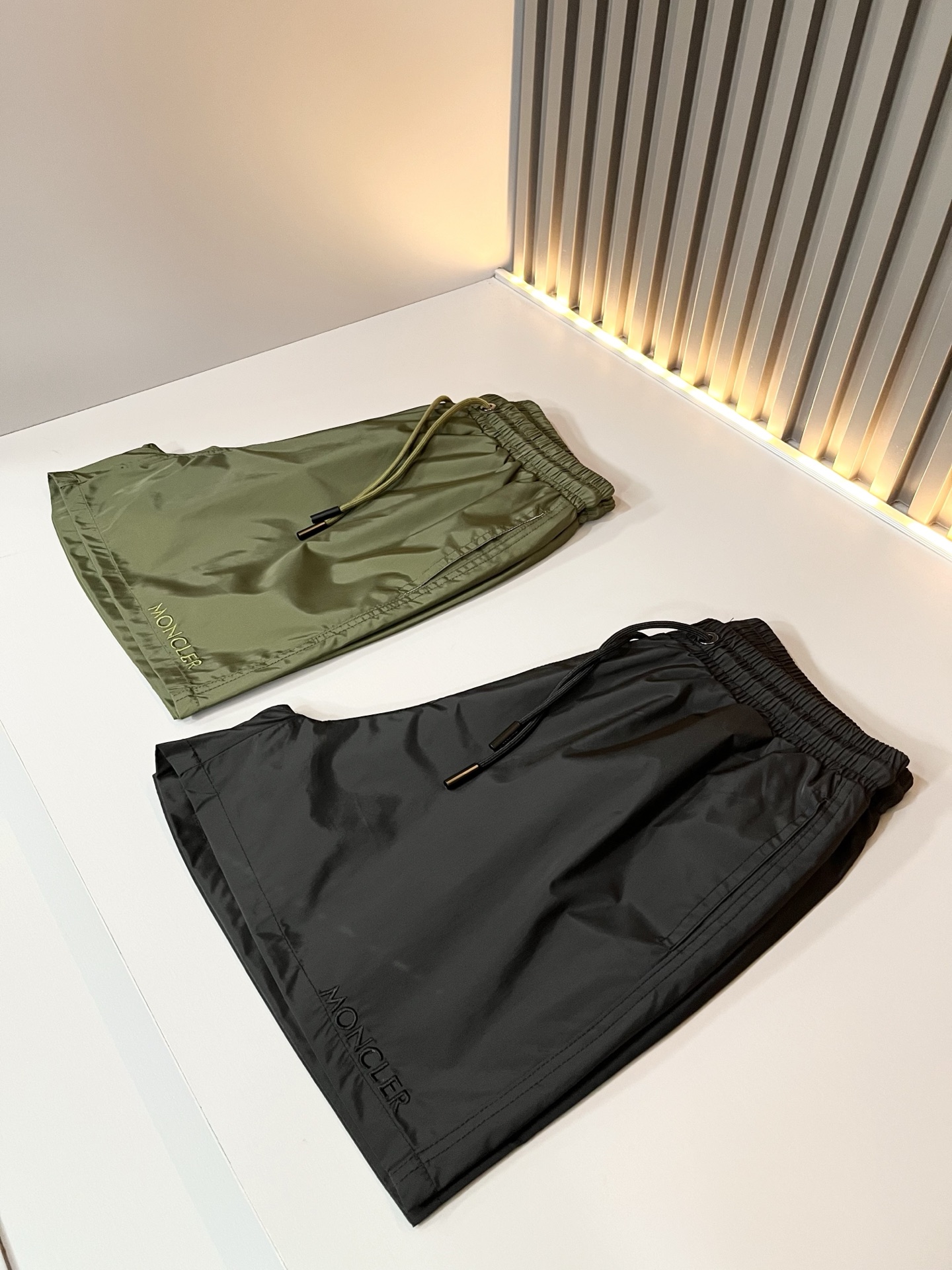 Moncler蒙家 2026春夏男女同款情侣款最新的贸易订单休闲短裤！全品相！！网红款！裤腿采用logo
