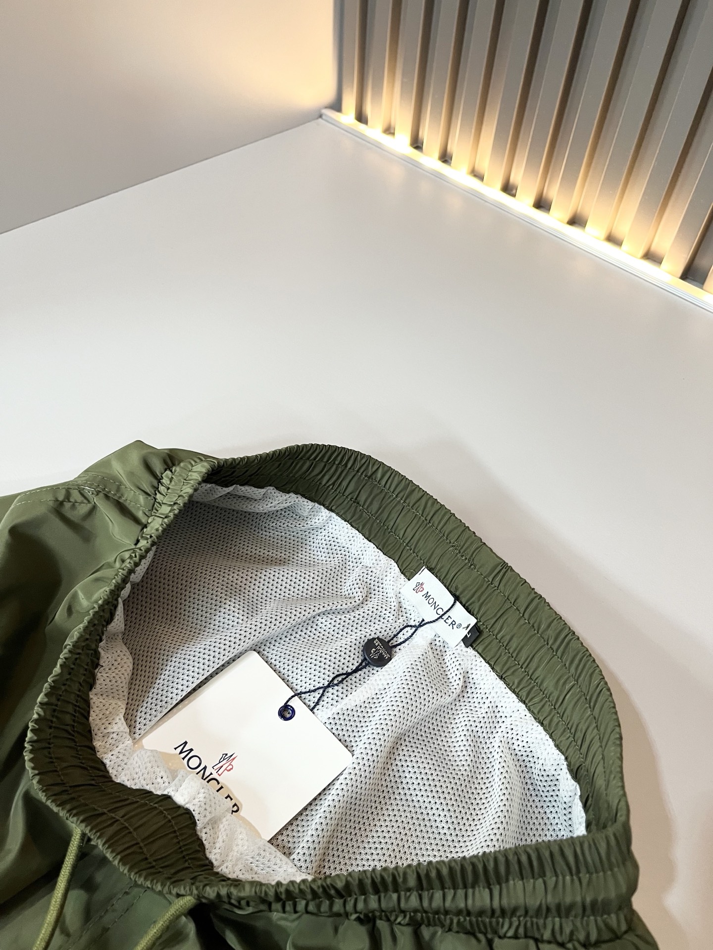 Moncler蒙家 2026春夏男女同款情侣款最新的贸易订单休闲短裤！全品相！！网红款！裤腿采用logo
