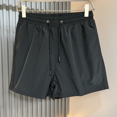 Moncler蒙家 2026春夏男女同款情侣款最新的贸易订单休闲短裤!全品相!!网红款!裤腿采用logo Moncler蒙家 2026春夏男女同款情侣款最新的贸易订单休闲短裤!全品相!!网红款!裤腿采用logo