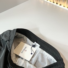 Moncler蒙家 2026春夏男女同款情侣款最新的贸易订单休闲短裤!全品相!!网红款!裤腿采用logo Moncler蒙家 2026春夏男女同款情侣款最新的贸易订单休闲短裤!全品相!!网红款!裤腿采用logo