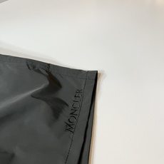 Moncler蒙家 2026春夏男女同款情侣款最新的贸易订单休闲短裤!全品相!!网红款!裤腿采用logo Moncler蒙家 2026春夏男女同款情侣款最新的贸易订单休闲短裤!全品相!!网红款!裤腿采用logo