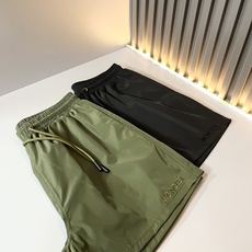 Moncler蒙家 2026春夏男女同款情侣款最新的贸易订单休闲短裤!全品相!!网红款!裤腿采用logo Moncler蒙家 2026春夏男女同款情侣款最新的贸易订单休闲短裤!全品相!!网红款!裤腿采用logo