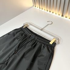 Moncler蒙家 2026春夏男女同款情侣款最新的贸易订单休闲短裤!全品相!!网红款!裤腿采用logo Moncler蒙家 2026春夏男女同款情侣款最新的贸易订单休闲短裤!全品相!!网红款!裤腿采用logo