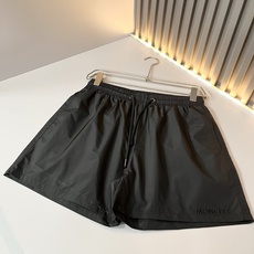 Moncler蒙家 2026春夏男女同款情侣款最新的贸易订单休闲短裤!全品相!!网红款!裤腿采用logo Moncler蒙家 2026春夏男女同款情侣款最新的贸易订单休闲短裤!全品相!!网红款!裤腿采用logo