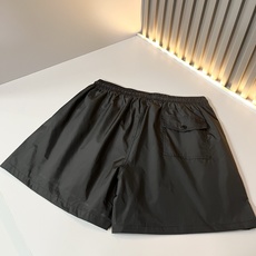 Moncler蒙家 2026春夏男女同款情侣款最新的贸易订单休闲短裤!全品相!!网红款!裤腿采用logo Moncler蒙家 2026春夏男女同款情侣款最新的贸易订单休闲短裤!全品相!!网红款!裤腿采用logo
