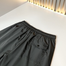 Moncler蒙家 2026春夏男女同款情侣款最新的贸易订单休闲短裤!全品相!!网红款!裤腿采用logo Moncler蒙家 2026春夏男女同款情侣款最新的贸易订单休闲短裤!全品相!!网红款!裤腿采用logo