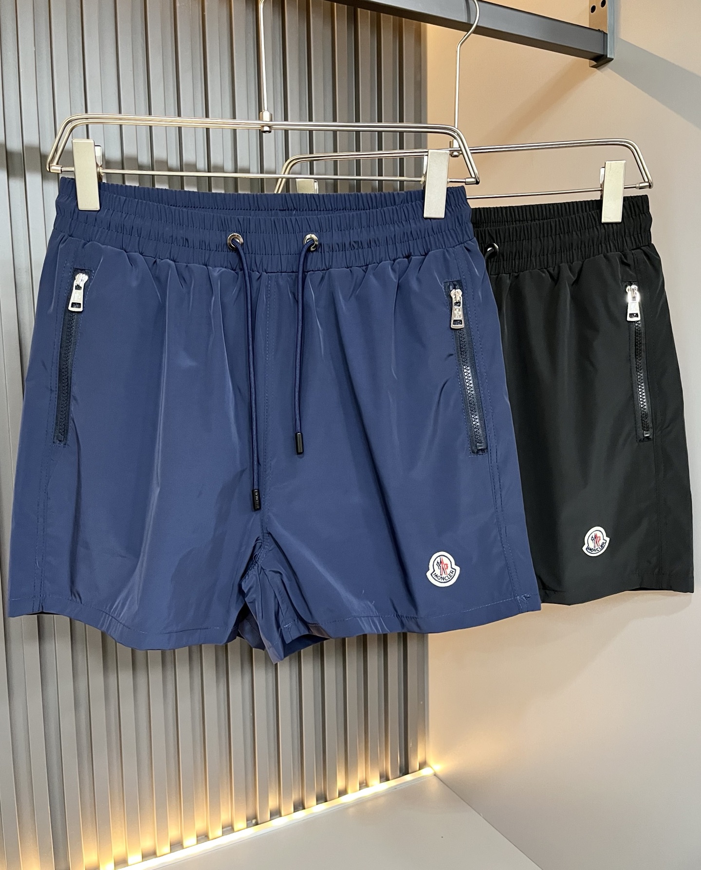 NO:838462,Moncler Mengjia's 2026 spring and summer men's and women's latest trade order casual shorts for couples!  Full condition!  !  Internet celebrity model!  The trouser legs are designed with logo badges!  The upper body is comfortable and breathable, not stiff, and has a rich three-dimensional feel overall. Quality export order, customized exclusive polyester fiber fabric tailoring, to meet the simple needs of commuters for dressing. The upper body effect is very good, slimming, and not picky about the figure. The fabric workmanship is impeccable, and the original custom-made hardware and accessories design!  Only with good craftsmanship and good fabrics can you wear a good-looking item. It is a must-have item for everyone!  Size M-3XL,,shorts,19860909Moncler蒙家 2026春夏男女同款情侣款最新的贸易订单休闲短裤！全品相！！网红款！裤腿采用logo徽章设计！上身舒适透气,不僵硬,整体有着丰富的立体感,品质出口订单,定制专属聚酯纤维面料剪裁,满足通勤人们对于着装的简约需求,上身效果很好,显瘦,不挑剔身材.面料做工....无可挑剔,定制原版五金辅料设计！好工艺好面料才能穿出好品味一款,人手必备单品！尺码M-3XL,,shorts,,Men's clothing