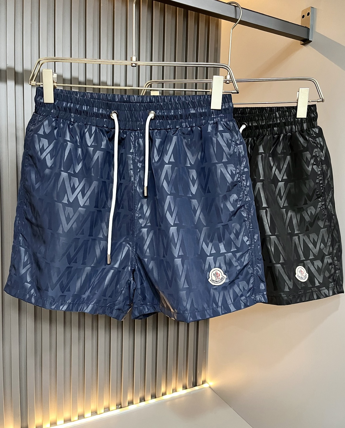 Moncler蒙家 2026春夏男女同款情侣款最新的贸易订单休闲短裤！全品相！！网红款！裤腿采用logo