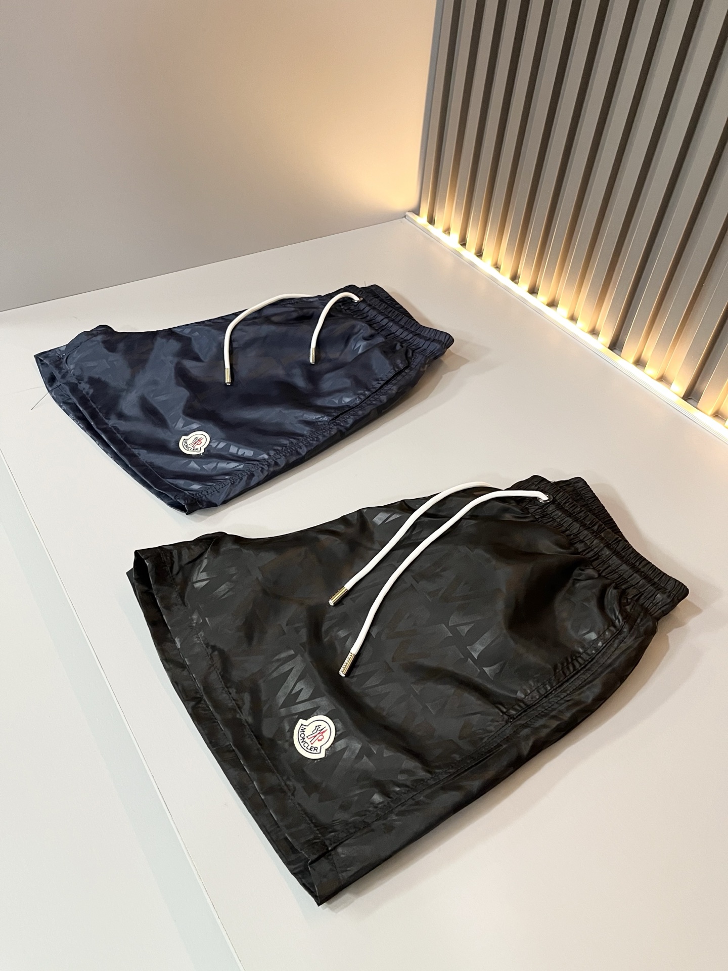 Moncler蒙家 2026春夏男女同款情侣款最新的贸易订单休闲短裤！全品相！！网红款！裤腿采用logo