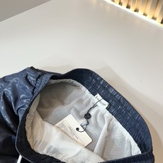 Moncler蒙家 2026春夏男女同款情侣款最新的贸易订单休闲短裤!全品相!!网红款!裤腿采用logo Moncler蒙家 2026春夏男女同款情侣款最新的贸易订单休闲短裤!全品相!!网红款!裤腿采用logo