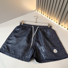 Moncler蒙家 2026春夏男女同款情侣款最新的贸易订单休闲短裤!全品相!!网红款!裤腿采用logo Moncler蒙家 2026春夏男女同款情侣款最新的贸易订单休闲短裤!全品相!!网红款!裤腿采用logo