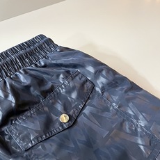 Moncler蒙家 2026春夏男女同款情侣款最新的贸易订单休闲短裤!全品相!!网红款!裤腿采用logo Moncler蒙家 2026春夏男女同款情侣款最新的贸易订单休闲短裤!全品相!!网红款!裤腿采用logo
