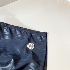 Moncler蒙家 2026春夏男女同款情侣款最新的贸易订单休闲短裤!全品相!!网红款!裤腿采用logo Moncler蒙家 2026春夏男女同款情侣款最新的贸易订单休闲短裤!全品相!!网红款!裤腿采用logo