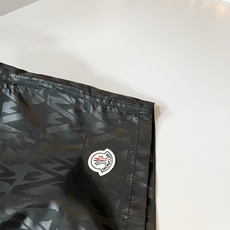 Moncler蒙家 2026春夏男女同款情侣款最新的贸易订单休闲短裤!全品相!!网红款!裤腿采用logo Moncler蒙家 2026春夏男女同款情侣款最新的贸易订单休闲短裤!全品相!!网红款!裤腿采用logo