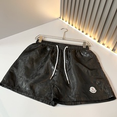 Moncler蒙家 2026春夏男女同款情侣款最新的贸易订单休闲短裤!全品相!!网红款!裤腿采用logo Moncler蒙家 2026春夏男女同款情侣款最新的贸易订单休闲短裤!全品相!!网红款!裤腿采用logo