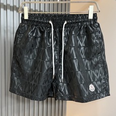 Moncler蒙家 2026春夏男女同款情侣款最新的贸易订单休闲短裤!全品相!!网红款!裤腿采用logo Moncler蒙家 2026春夏男女同款情侣款最新的贸易订单休闲短裤!全品相!!网红款!裤腿采用logo