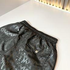 Moncler蒙家 2026春夏男女同款情侣款最新的贸易订单休闲短裤!全品相!!网红款!裤腿采用logo Moncler蒙家 2026春夏男女同款情侣款最新的贸易订单休闲短裤!全品相!!网红款!裤腿采用logo