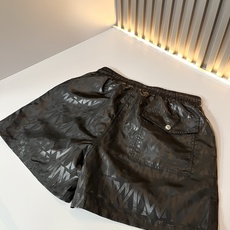 Moncler蒙家 2026春夏男女同款情侣款最新的贸易订单休闲短裤!全品相!!网红款!裤腿采用logo Moncler蒙家 2026春夏男女同款情侣款最新的贸易订单休闲短裤!全品相!!网红款!裤腿采用logo