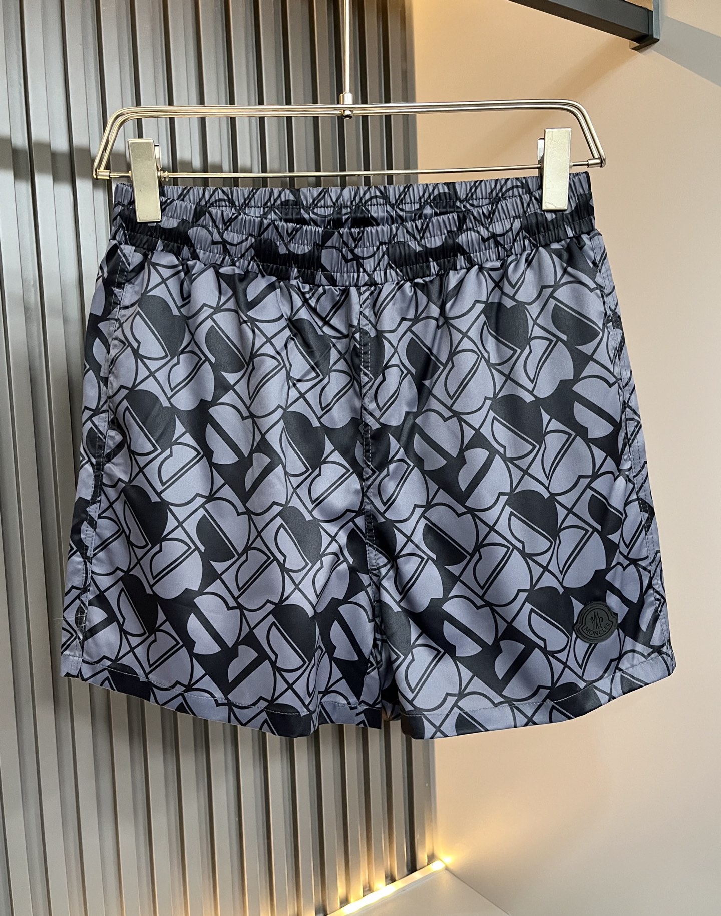 NO:840977,Moncler Mengjia's 2026 spring and summer men's and women's latest trade order casual shorts for couples!  Full condition!  !  Internet celebrity model!  The trouser legs are designed with logo badges!  The upper body is comfortable and breathable, not stiff, and has a rich three-dimensional feel overall. Quality export order, customized exclusive polyester fiber fabric tailoring, to meet the simple needs of commuters for dressing. The upper body effect is very good, slimming, and not picky about the figure. The fabric workmanship is impeccable, and the original custom-made hardware and accessories design!  Only with good craftsmanship and good fabrics can you wear a good-looking item. It is a must-have item for everyone!  Size M-3XL,,shorts,19860909Moncler蒙家 2026春夏男女同款情侣款最新的贸易订单休闲短裤！全品相！！网红款！裤腿采用logo徽章设计！上身舒适透气,不僵硬,整体有着丰富的立体感,品质出口订单,定制专属聚酯纤维面料剪裁,满足通勤人们对于着装的简约需求,上身效果很好,显瘦,不挑剔身材.面料做工....无可挑剔,定制原版五金辅料设计！好工艺好面料才能穿出好品味一款,人手必备单品！尺码M-3XL,,shorts,,Men's clothing