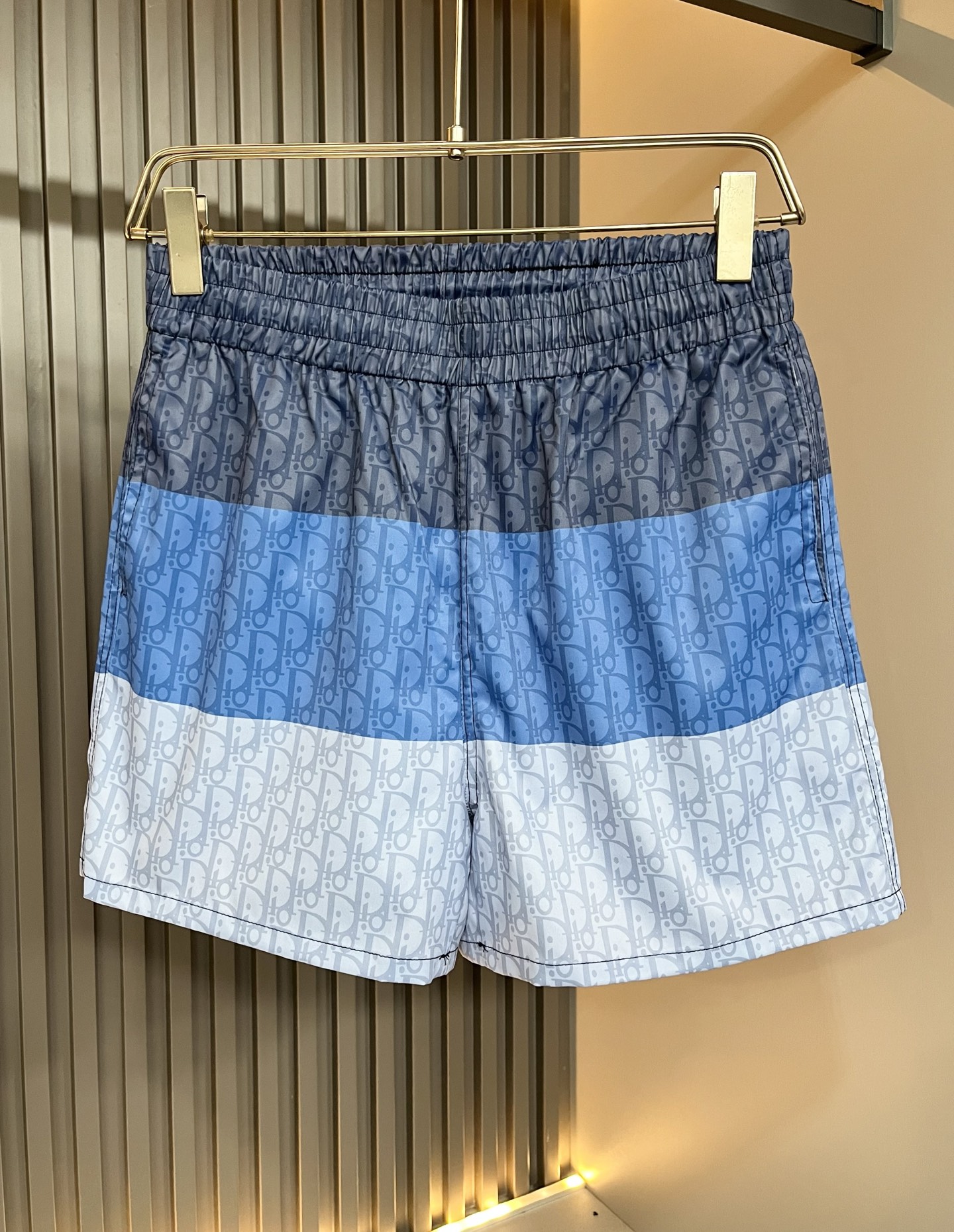 NO:840983,Dio* Dio 2026 spring and summer new casual drawstring webbing casual shorts for men and women, same style for men and women!  Paired with presbyopic letter logo design!  Fashionable athleisure pants!  The fabric is made of imported polyester fiber!  Made of exclusive fabrics, the fabric feels solid, warm, and waxy. It is very skin-friendly and comfortable when worn next to the body. The breathability and moisture absorption are also extremely superior. It is full of brand logo products!  Integrate the avant-garde street atmosphere into this single product, exuding full of vitality and youthful fashion sense!  Casual trousers cut, suitable for both men and women!  Recommended treasures that are hard to find but don’t miss them if you like them!  Size M-3XL,,dior,shorts,19860909Dio*迪*奥 2026春夏新款男女同款休闲抽绳织带休闲短裤,男女同款！搭配老花字母logo设计！时尚运动休闲裤！面料采用进口聚酯纤维材质！专属面料制作而成,面料手感瓷实温厚软糯,贴身穿着非常的亲肤舒适,并且透气性与吸湿性也极为优越,满满品牌标志产品！将前卫的街头气息融入进这款单品之中,散发着满满的活力与青春时尚感！休闲的裤装版型裁剪,无论男女皆可轻松驾驭！可遇不可求的宝藏好物推荐,喜欢的千万不要错过！尺码M-3XL,,dior,shorts,,Men's clothing