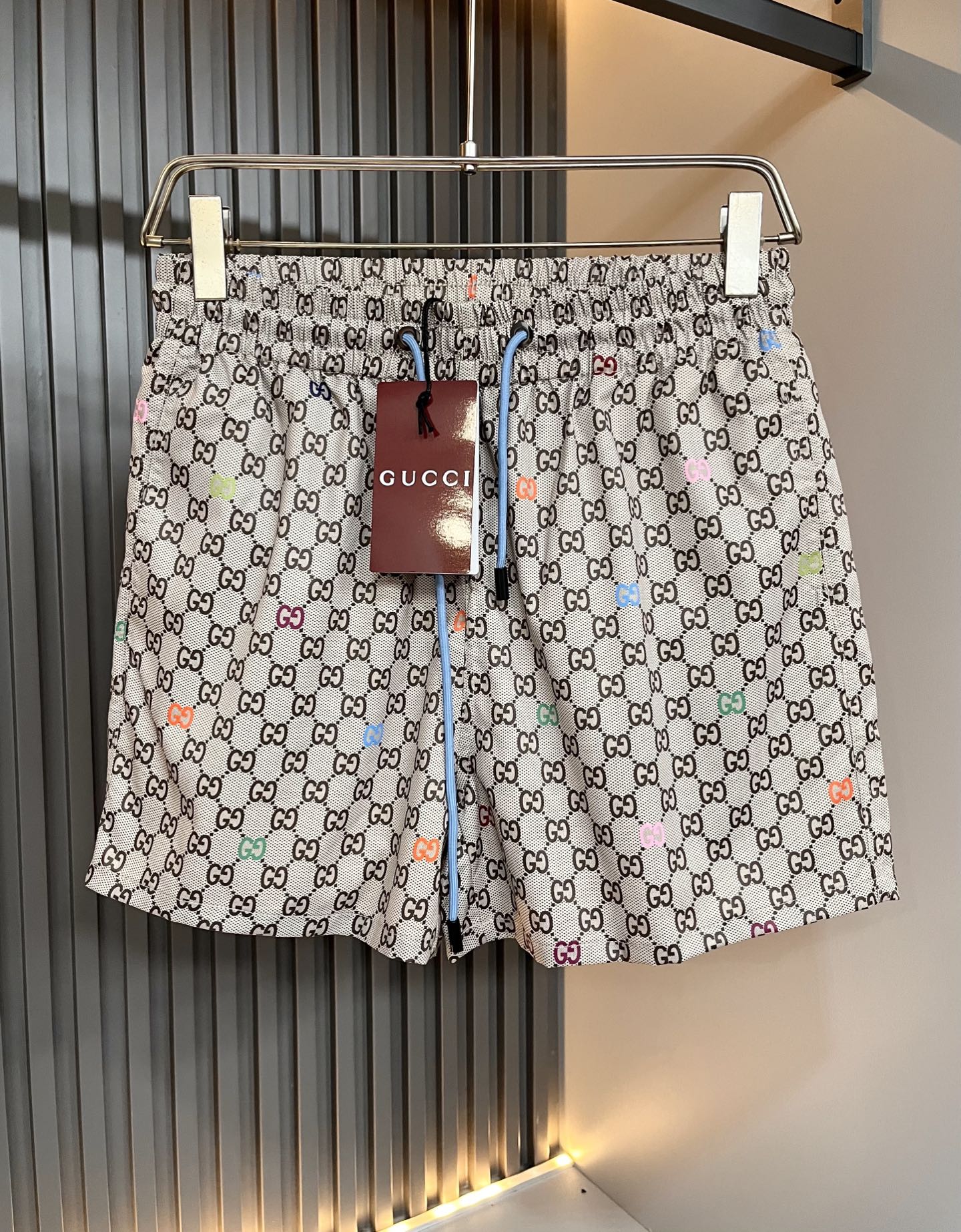 NO:838466,Gucc*Gujia 2026 spring and summer latest series!  Shorts of the same style for men and women are rarely available through trading company channels, and are also available on the official website at the same time!  New fashion element design!  Logo letter GG pattern logo printing design!  Injecting full vitality into the new series, it is made of imported polyester fiber fabrics supplied by customers. The fabric feels soft and delicate against the skin, and has an extremely comfortable and breathable wearing experience. The whole item is very eye-catching and fashionable, and is deeply loved by young people today!  Basic loose round neck cut, unisex style regardless of age and gender, suitable for matching all styles and looks you need in daily life!  It is recommended to wear couple outfits when going out on the street, it will be more eye-catching!  Size: M-3XL,,gucci,gucci,shorts,19860909Gucc*古家 2026春夏最新系列！男女同款短裤,贸易公司渠道稀出,同步官网发售 ！ 新时尚元素设计！标识字母GG图案logo印花设计！为全新系列注入满满活力,选客供进口聚酯纤维面料制成,面料手感亲肤柔软细腻,拥有着无比舒适透气性的穿着体验,整件单品极具吸睛度与时尚感,深受当下年轻人的喜爱！基础宽松的圆领版型裁剪,不分年龄与性别的中性款式,适合搭配你日常所需的所有风格与造型！建议搭配情侣装出街会更为养眼出色！尺码:M-3XL,,gucci,gucci,shorts,,Men's clothing