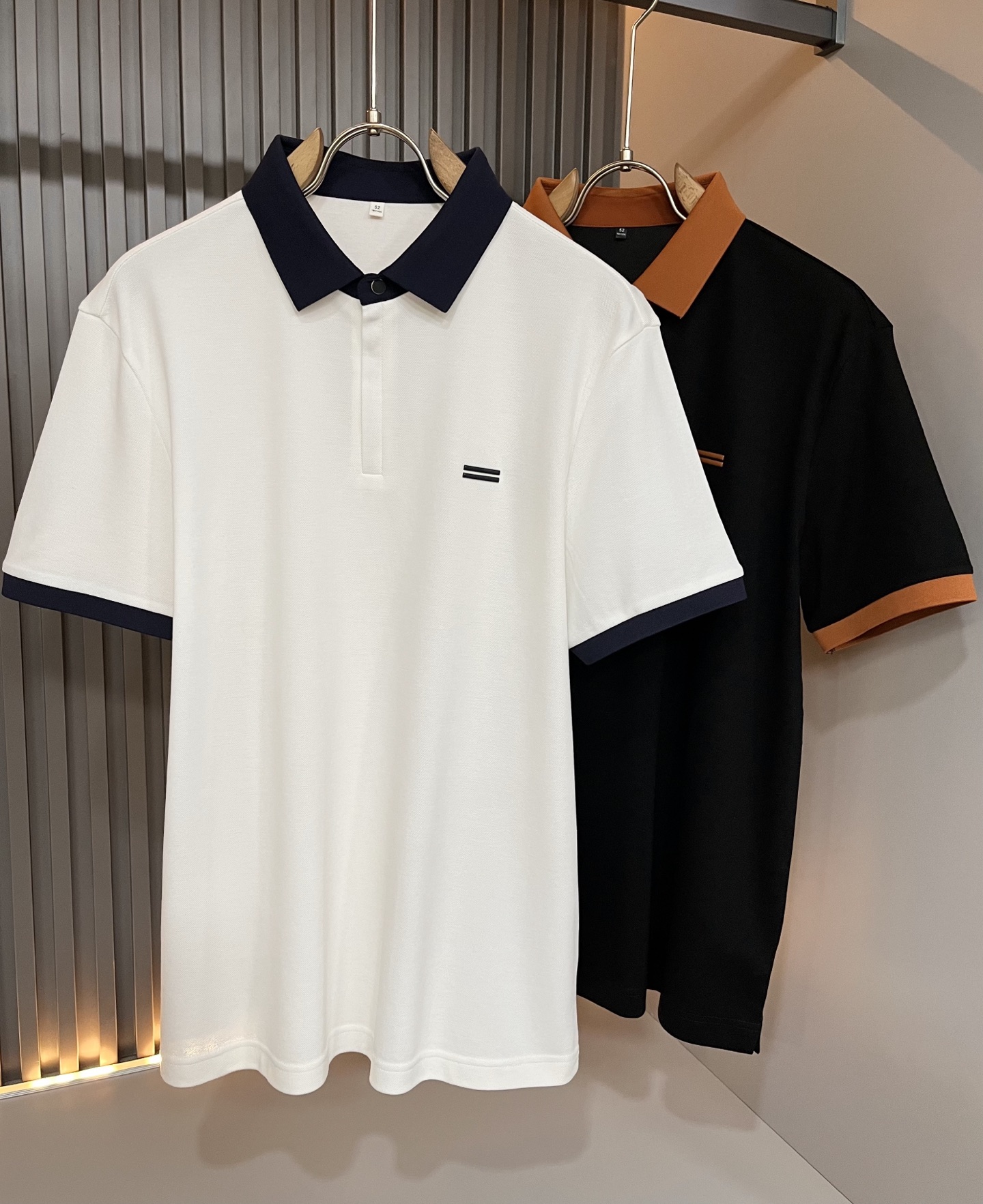 NO:836933,Ermenegildo Zeg*a 2026 spring and summer new men's casual Polo short sleeves, orders from foreign trade companies!  It is one of Zegna’s classic proprietary fabrics!  Logo pattern laminated design on the chest!  Customized original pique cotton fabric!  It feels soft and delicate, but the shape is straight and stylish!  The details are extremely luxurious... perfectly interpreting the high-quality appearance. Sizes M-4XL,,zegna,T-shirt,19860909Ermenegildo Zeg*a杰*亚 2026春夏新品男士休闲Polo短袖,外贸公司订单！是杰尼亚经典的专有织物之一！ 胸前logo图案压胶设计！定制原版珠地棉面料！触感又柔软细腻、但型态又笔挺有型！ 细节奢华极致… 完美演绎高品质品相.尺码M-4XL,,zegna,T-shirt,,Men's clothing